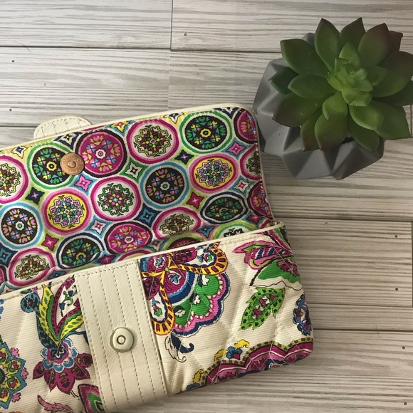 Cute colorful vera Bradley clutch - Picture 10 of 11